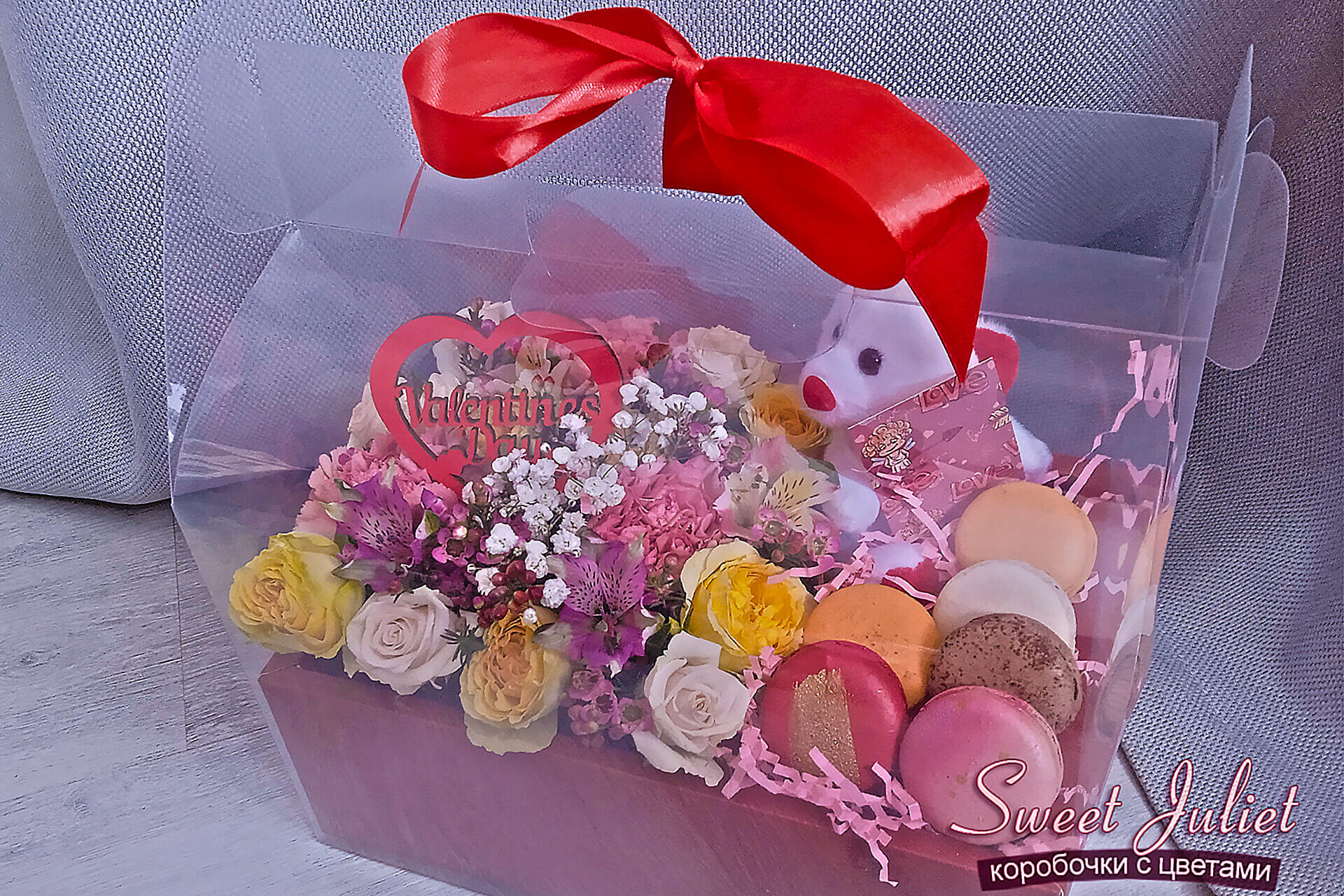 Коробочка с цветами и макарони СПб
